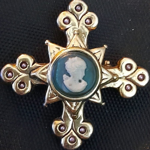 Cross with Italian cameo used, 4.5cm brass