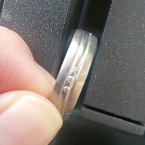 Wedding ring with 3 rhinestones like new, silver
