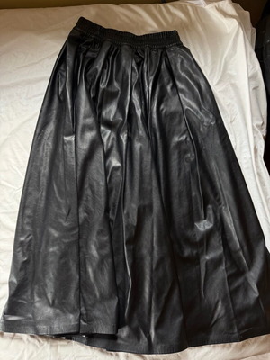 Φούστα H&M μαύρη midi από δερματίνη σαν καινούργια, μέγεθος S