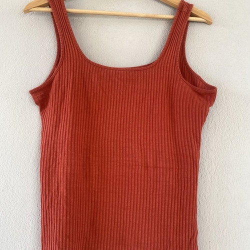 Ribbed T-shirt brick color used, size Medium
