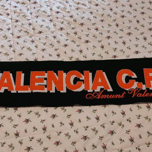 Valencia scarf like new