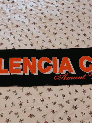 Valencia scarf like new