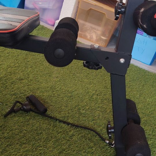 Abdominal bench with resistance bands like new, adjustable