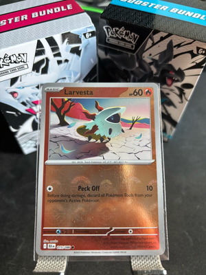 Larvesta (xBLK 015) Black Bolt-Pokeball card new