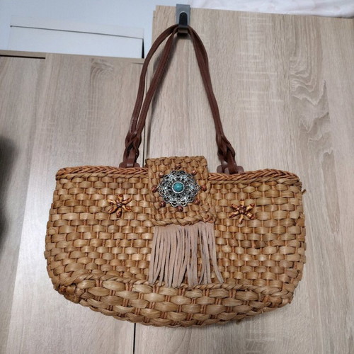 Woven women's bag like new with zipper and magnet made of straw