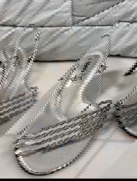 Ασημί πέδιλο με λεπτό τακούνι με strass