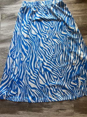 Shein midi skirt like new, turquoise and white, medium