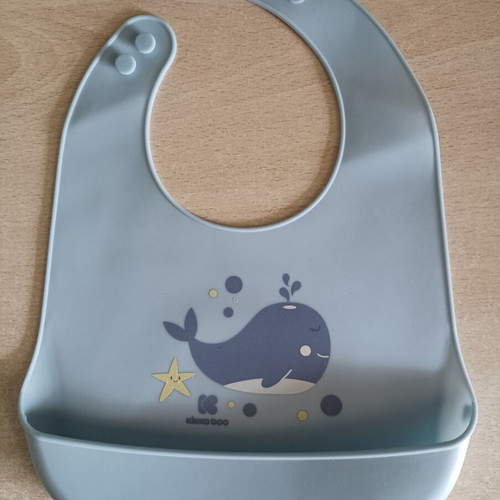 Silicone bibs set of 2 like new, Kikkaboo and Akuku