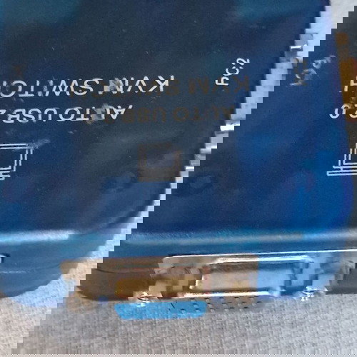 Switch 2 υπολογιστές σε μία οθόνη.