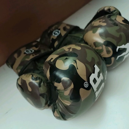 Boxing gloves like new for kids and women