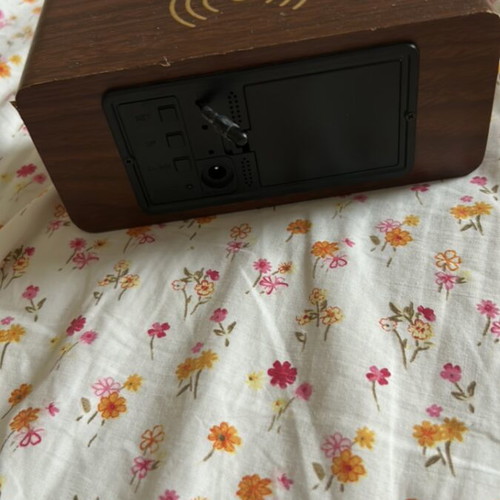 Electronic clock used, wireless charging, no cable included