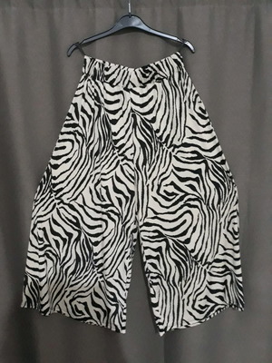 PLUS Size Γυναικεία παντελόνα - ζιπ κιλότ Μέγεθος XL, καινούργια, άσπρη με μαύρα σχέδια