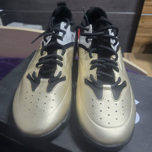 Boss sneakers size 43, gold