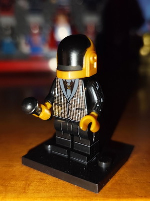 Φιγούρα Lego Guy-Manuel σαν καινούργια με βάση στήριξης και μικρόφωνο