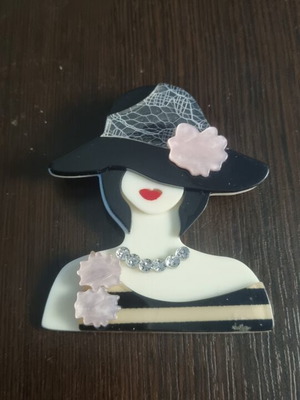 Brooch "Lady with Hat" Art Deco vintage style