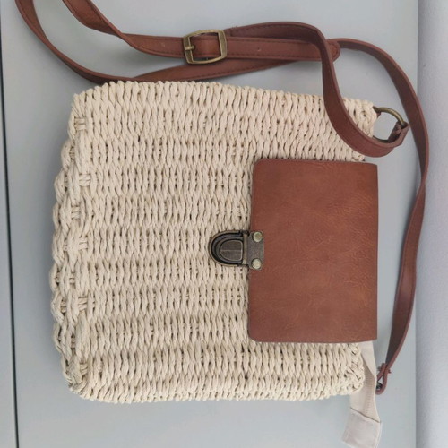 Straw crossbody bag used in good condition