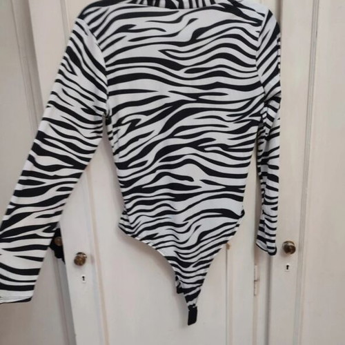 Long-sleeve zebra print bodysuit with V-neck and knot, like new
