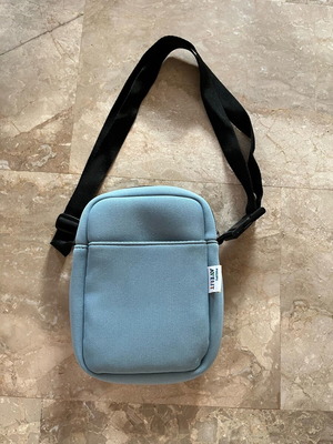 Crossbody bag used, blue, size 24x18x5 cm, insulated