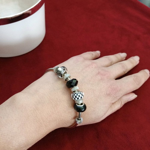 Steel bracelet with acrylic beads like new, black and silver