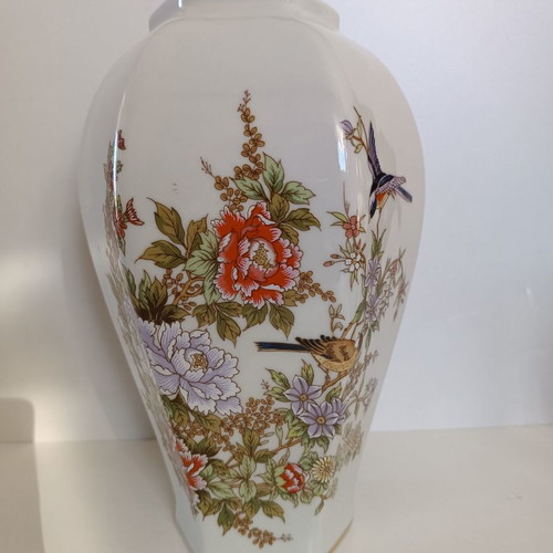 Decorative vase like new, handmade Bavarian porcelain with designs