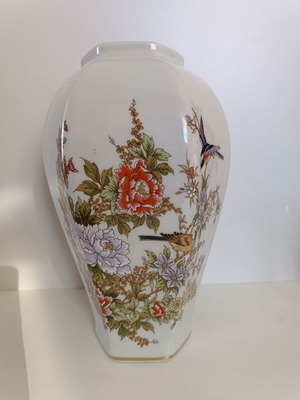 Decorative vase like new, handmade Bavarian porcelain with designs
