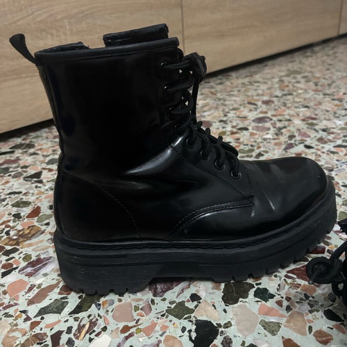 JK London women's black boots with chunky sole like new