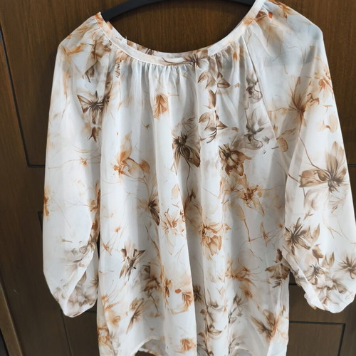 Floral Women's Blouse new, lightweight romantic design, size XL