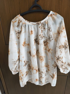 Floral Women's Blouse new, lightweight romantic design, size XL