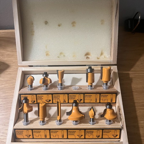 Total 2200W Router with Speed Adjustment and Set of 12 Blades