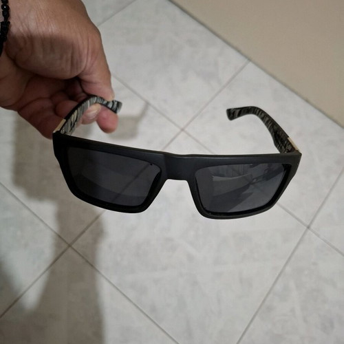 Sunglasses with polarized lens in like new condition, black