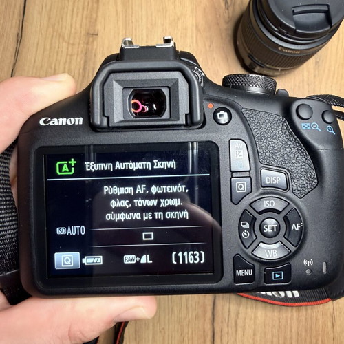 Canon EOS 2000D DSLR φωτογραφική μηχανή σαν καινούργιο με φακό EF-S 18-55mm IS II και αξεσουάρ