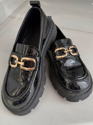 Loafers size 34 like new, black