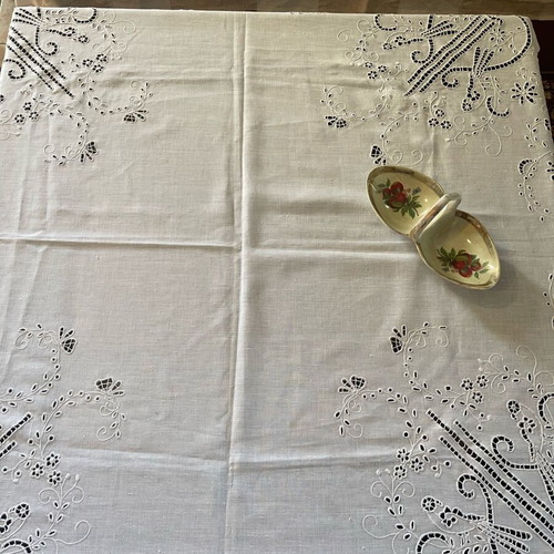 Cutwork tablecloth like new, handmade white linen fabric