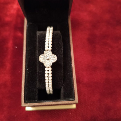 Bracelet hinged bangle with double row pearls and four-leaf clover motif with rhinestones, like new