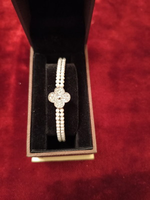 Bracelet hinged bangle with double row pearls and four-leaf clover motif with rhinestones, like new