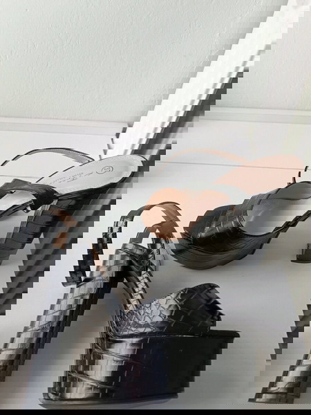 Ψηλοτάκουνα πέδιλα