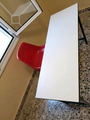 Desk with chairs used, ideal for tutoring centers
