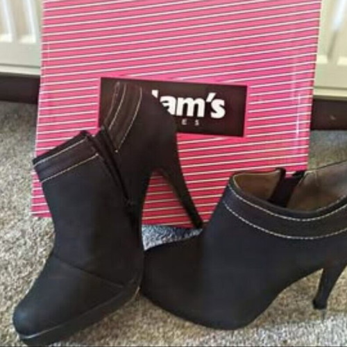 Adam's Shoes women's boots like new, size 38, black