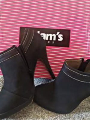 Adam's Shoes women's boots like new, size 38, black