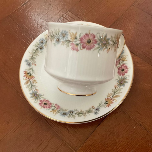 Royal Albert Paragon tea set like new, 2 pieces