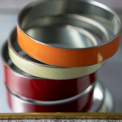 Metal bracelets used in three colors
