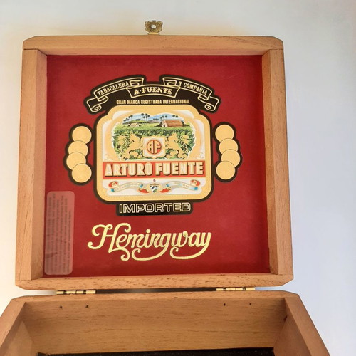 Hemingway Maduro cigar box used, cedar wood
