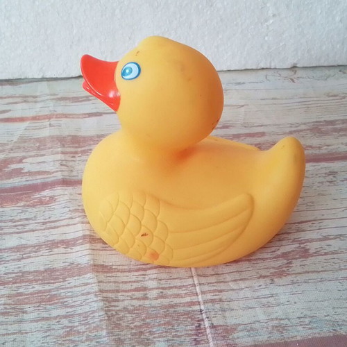 Latex duck squeaky toy used, height 9 cm, floating