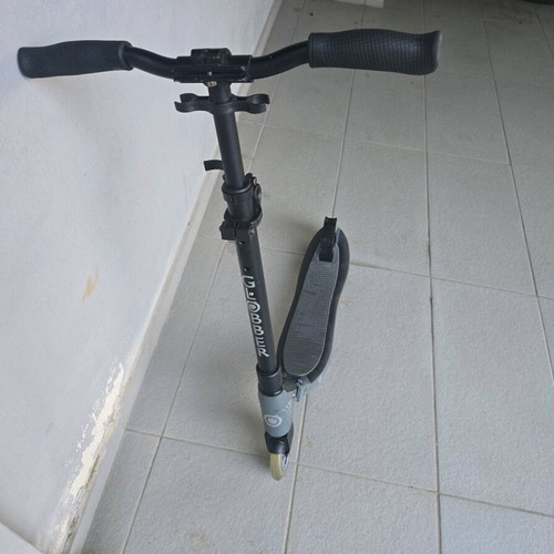 Globber scooter foldable with 3 height positions and foot brake like new