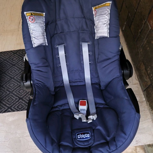 Chicco baby car seat like new, for 0 to 13 kg