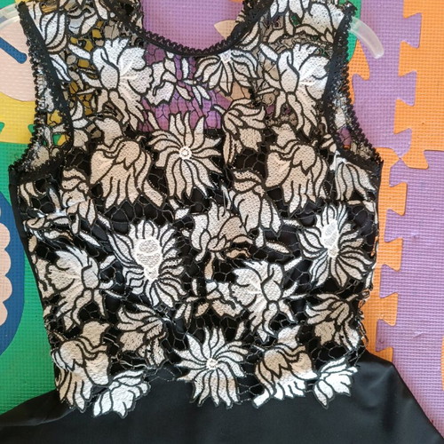 Dress medium size with lace and elasticity like new, black