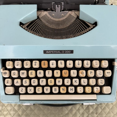 Imperial 200 Portable Typewriter used with case