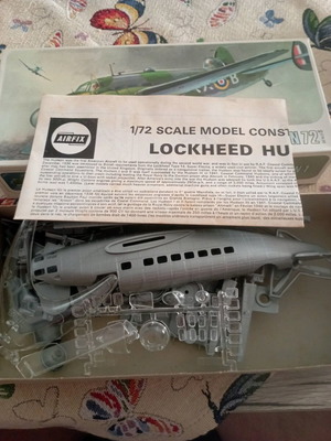 Lockheed Hudson 1:72 model airplane new, complete