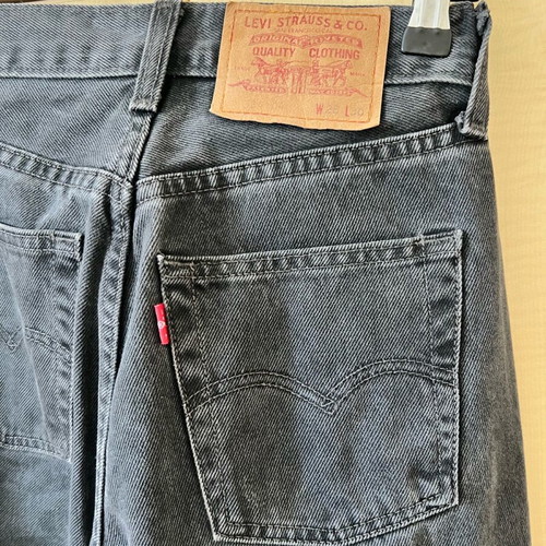 Levi’s women's jeans used, dark gray, size 28, missing button