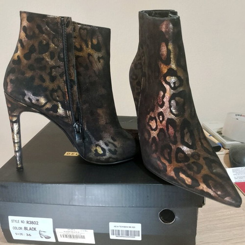 Mia Shoes ankle boots like new, black animal print with gold tones